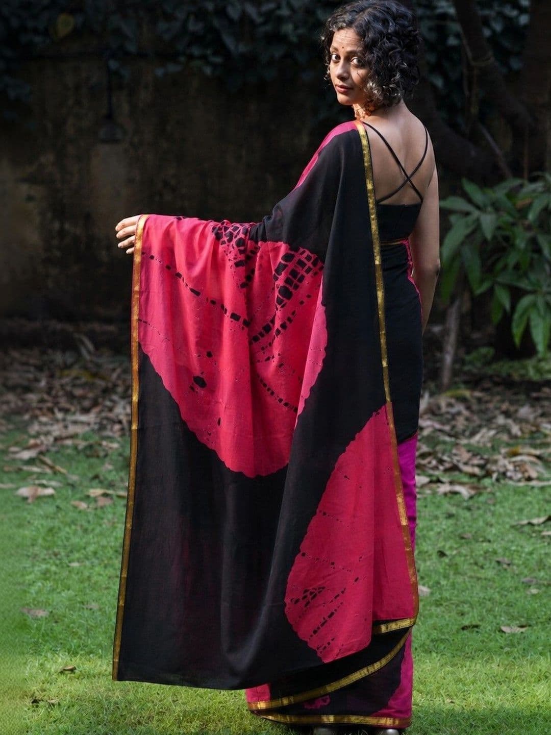 Lovwear Tie and Dye Zari Pure Cotton Handloom Ikat Saree thumbnail 3