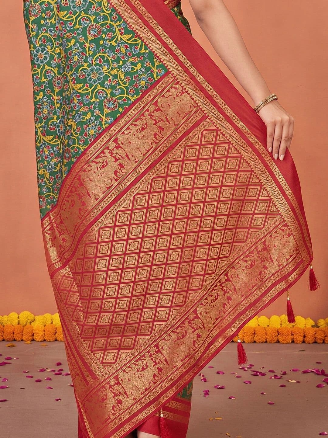Anouk Floral Zari Designer Saree thumbnail 7