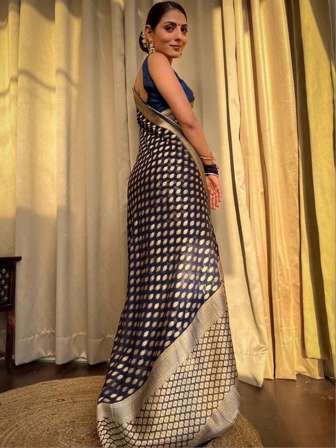 MARUTI VASTRAM Woven Design Zari Art Silk Banarasi Saree thumbnail 3