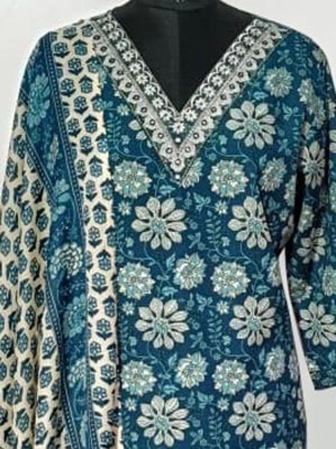 Moda Rapido Women Floral Printed Regular Kurta with Palazzos & With Dupatta thumbnail 3