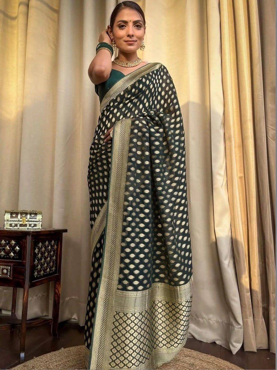 MARUTI VASTRAM Woven Design Zari Art Silk Banarasi Saree thumbnail 4