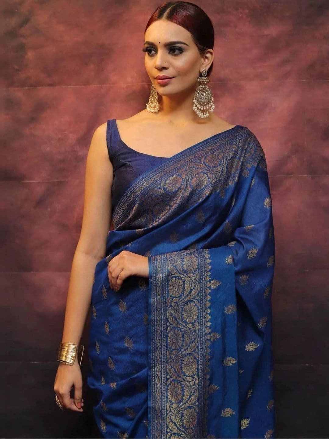 Zoomera Woven Design Zari Art Silk Banarasi Saree thumbnail 2
