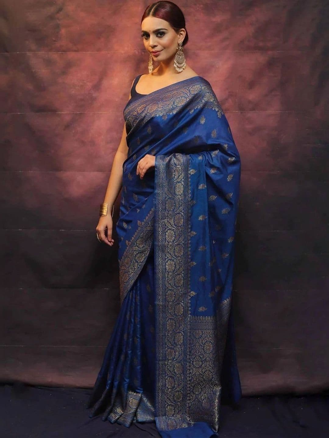 Zoomera Woven Design Zari Art Silk Banarasi Saree thumbnail 3