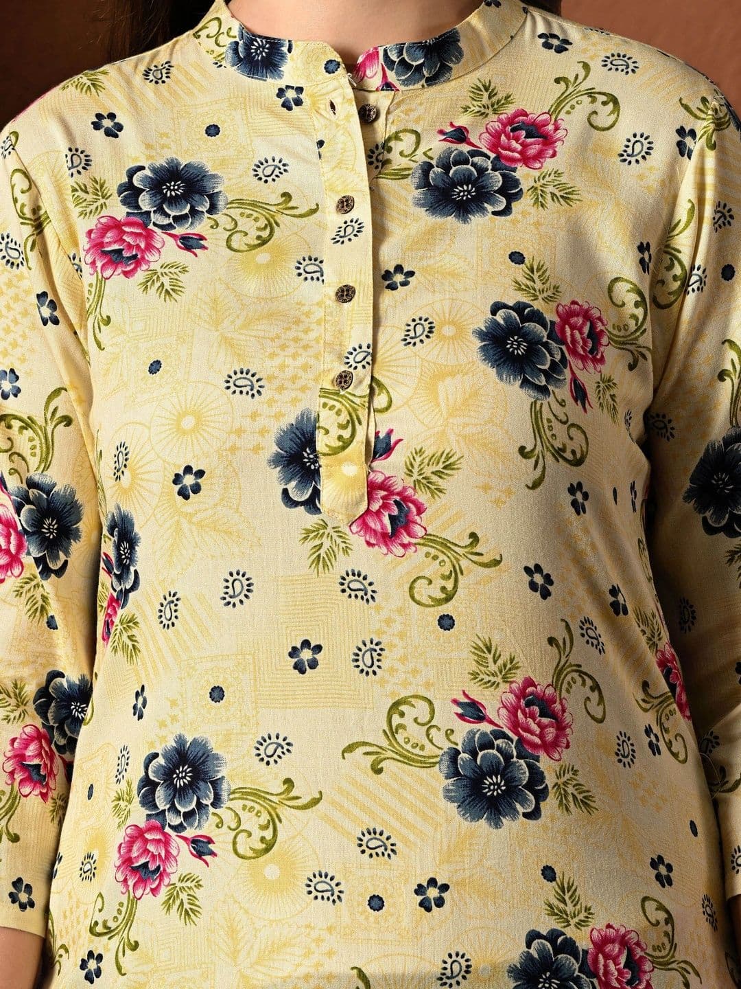 Sangria Women Floral Printed Floral Kurta thumbnail 2