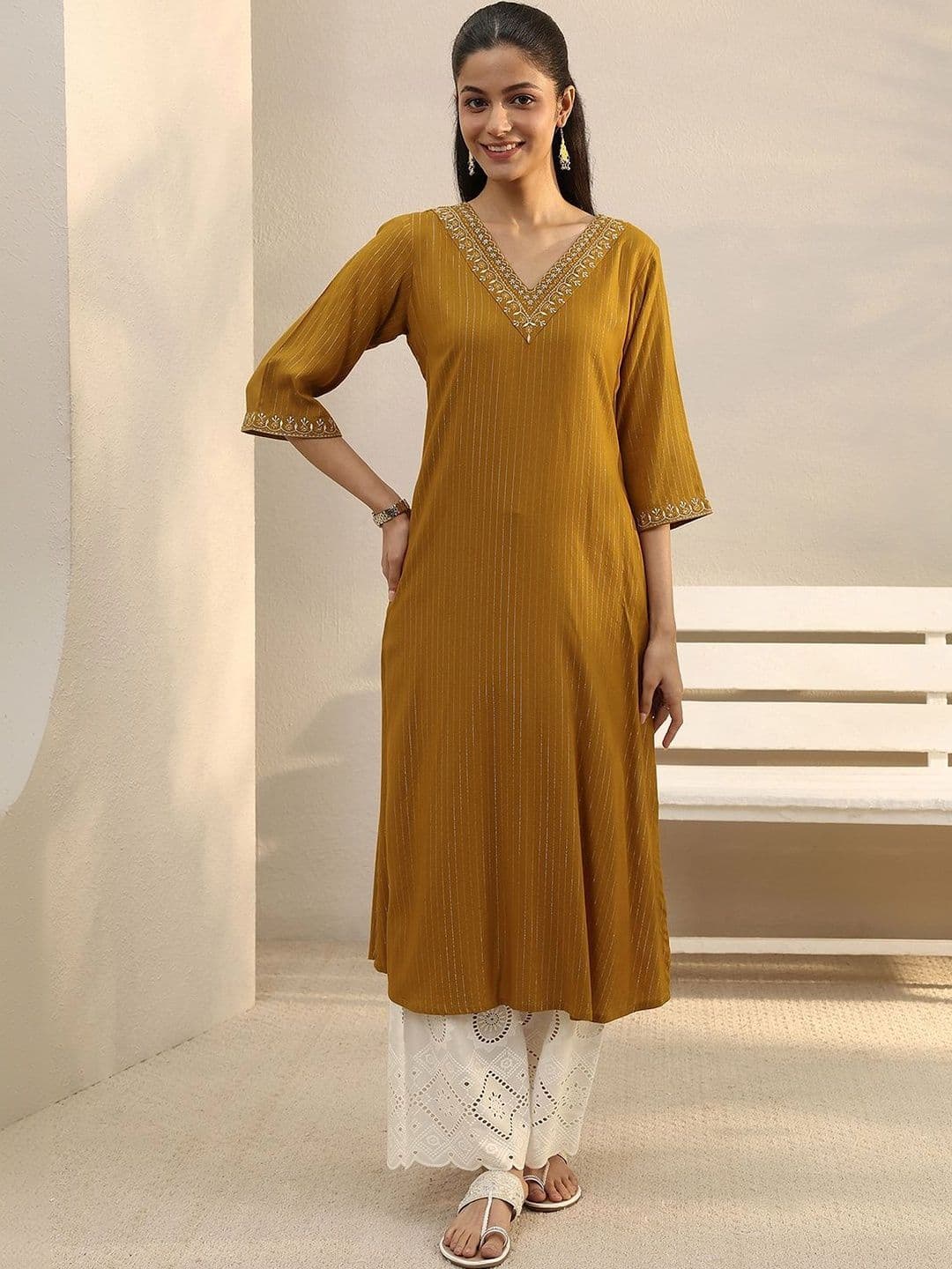 Libas Women Embroidered Thread Work Kurta thumbnail 3