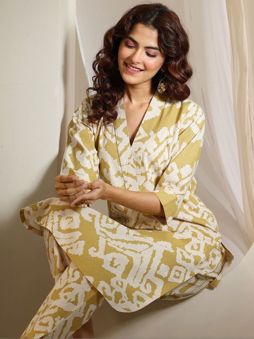 Libas Women Printed Regular Kurta with Trousers thumbnail 6