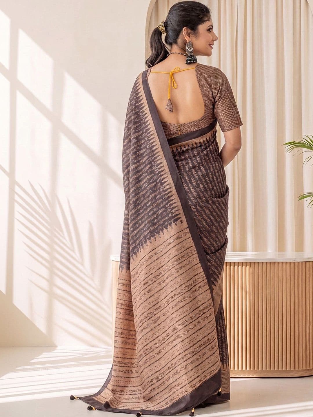 Anouk Woven Design Silk Blend Designer Block Print Saree thumbnail 3