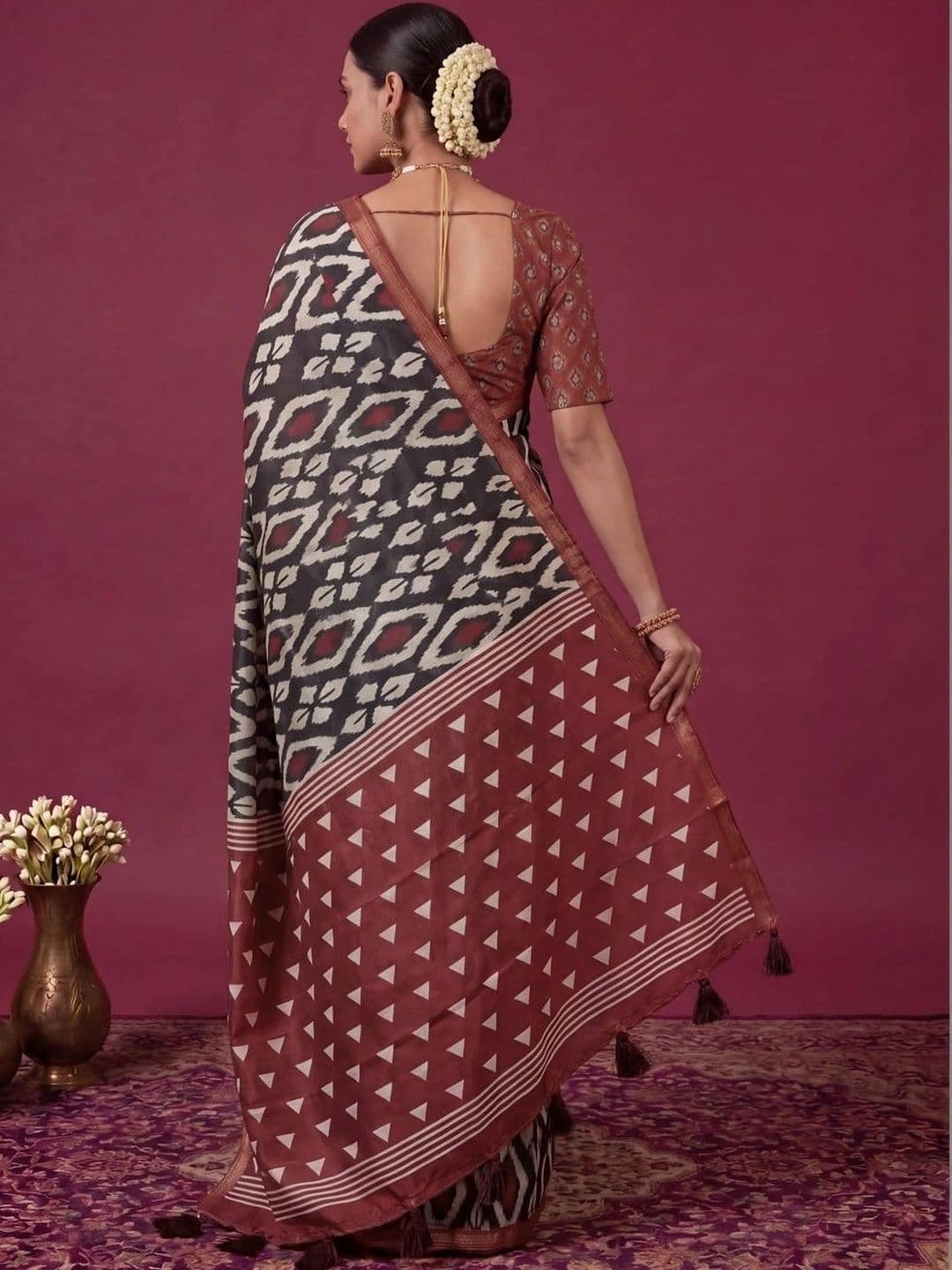 SAMANTHA Dabu Zari Silk Blend Ikat Saree thumbnail 3