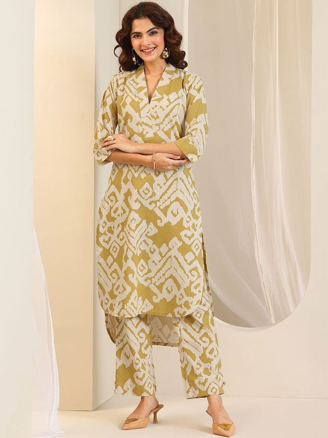 Libas Women Printed Regular Kurta with Trousers thumbnail 5