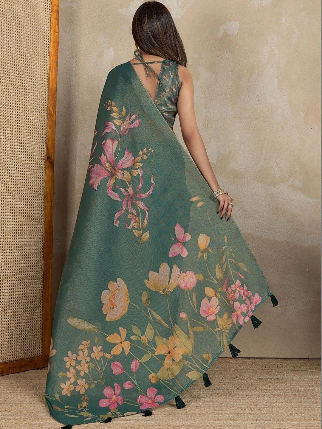 Kesarii Floral Zari Saree thumbnail 3