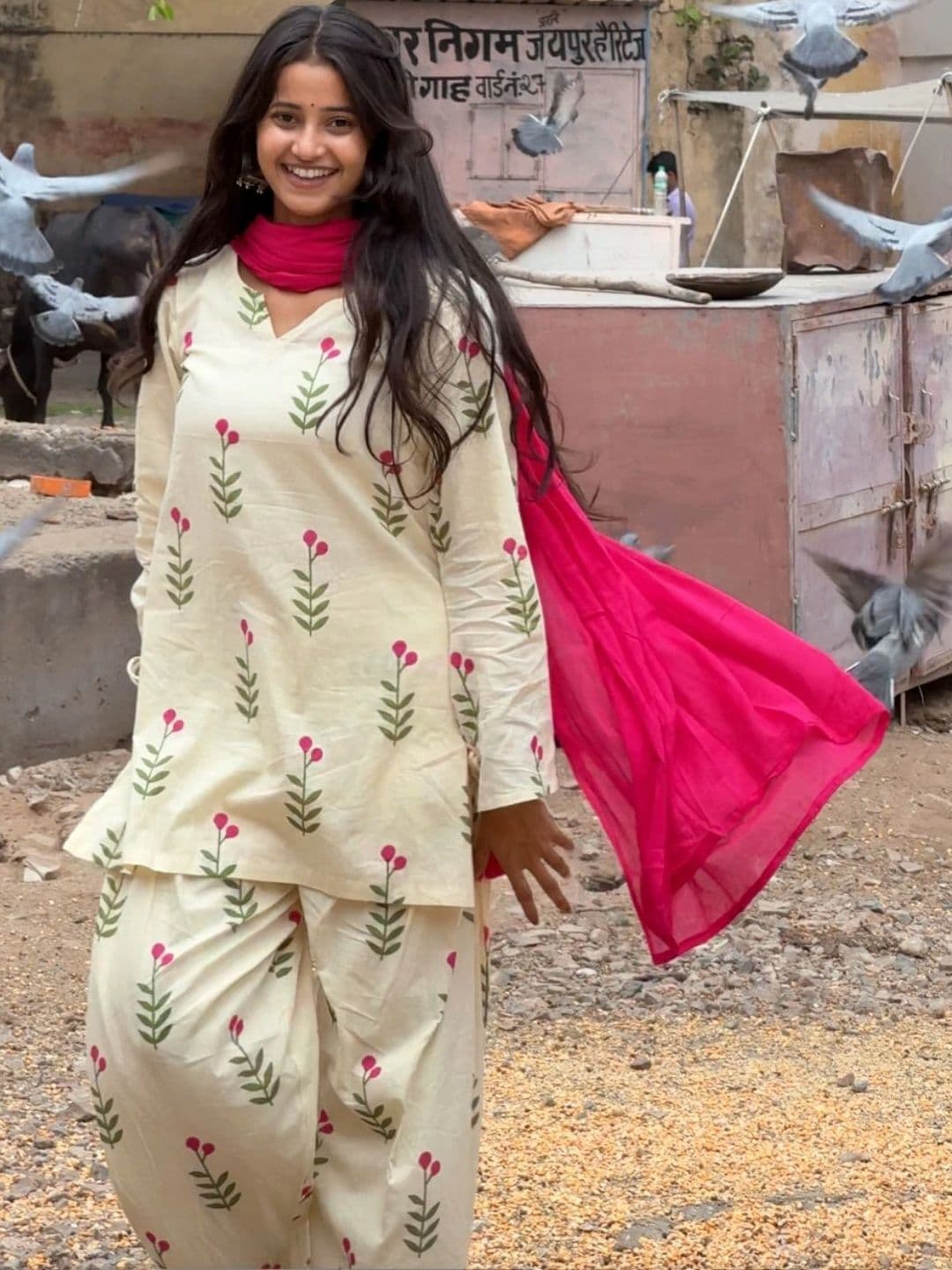HIMAIRA FASHION Women Floral Printed Regular Kurta with Pyjamas & With Dupatta thumbnail 3