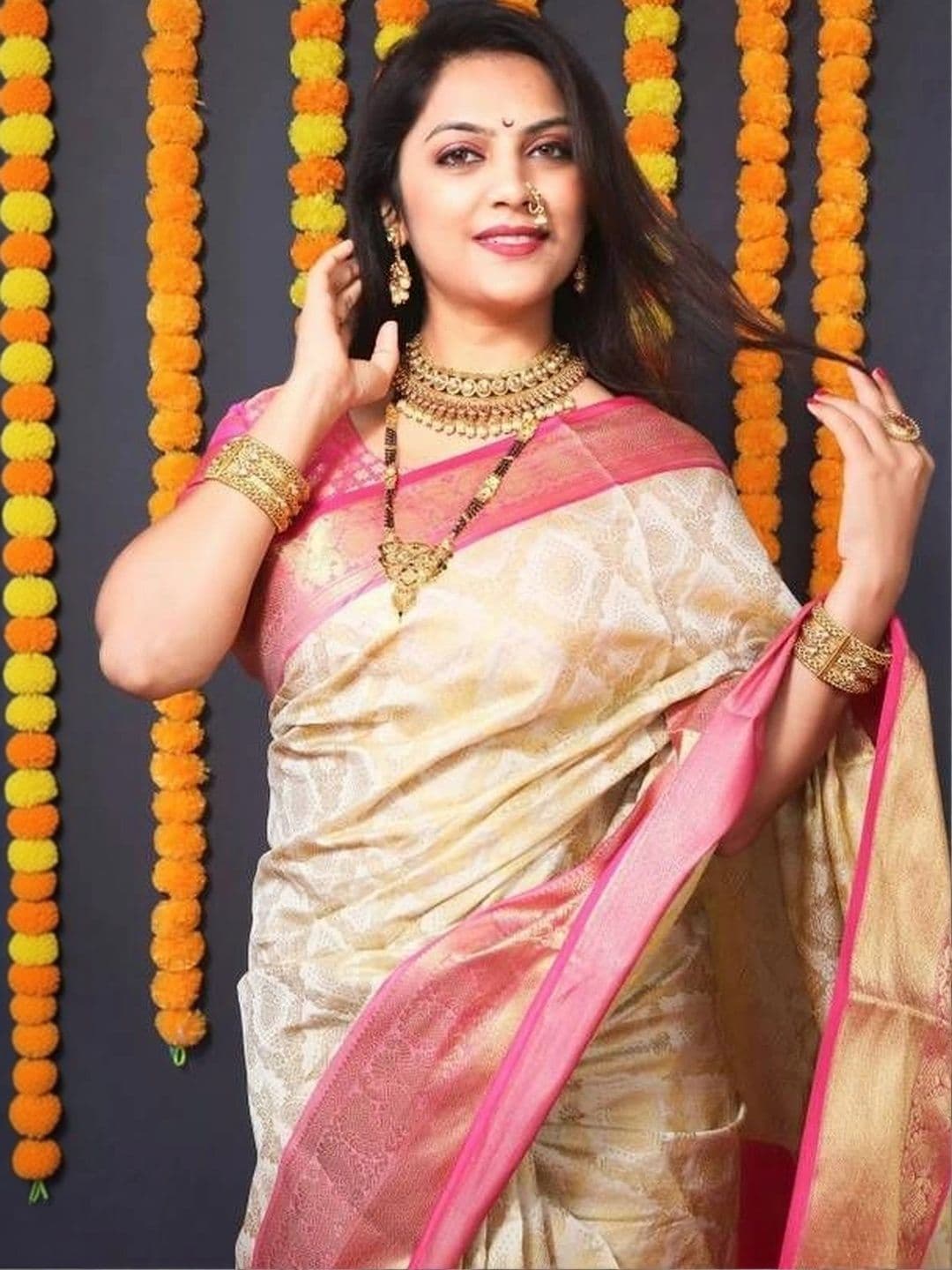 Milvia Ethnic Motifs Zari Silk Blend Designer Kanjeevaram Saree thumbnail 6