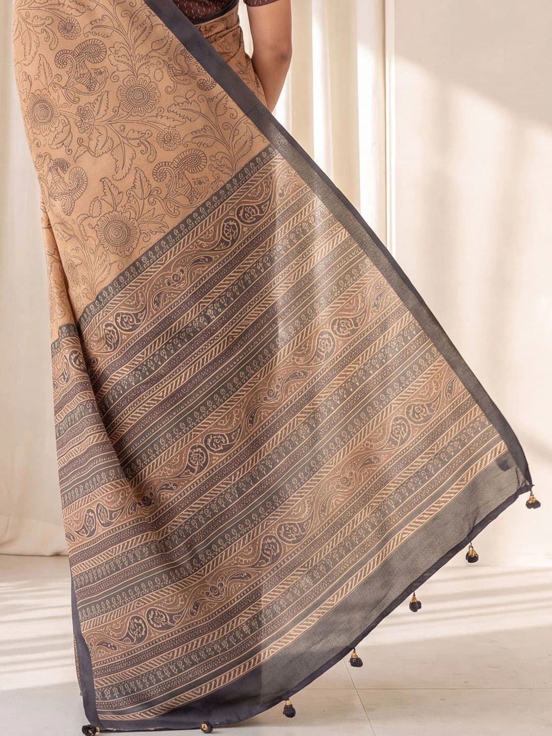 Anouk Floral Silk Blend Designer Block Print Saree thumbnail 6