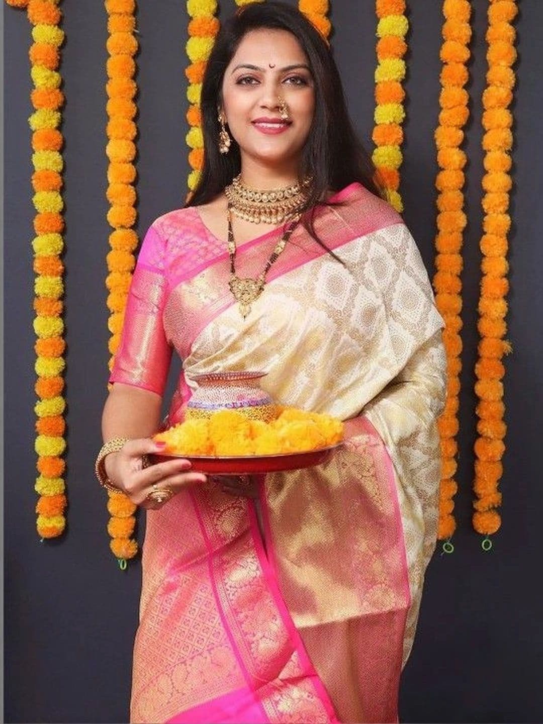 Milvia Ethnic Motifs Zari Silk Blend Designer Kanjeevaram Saree thumbnail 2