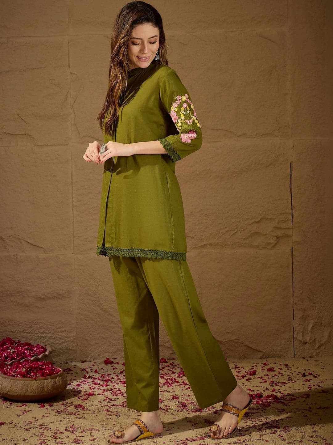 TRUVON FASHIONS Women Floral Embroidered Regular Thread Work Pure Cotton Kurta with Trousers thumbnail 6