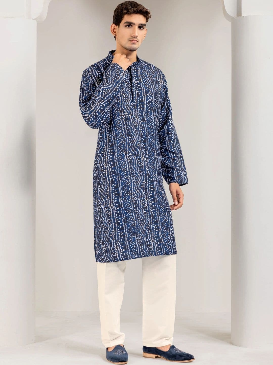 ADHIRAJAN Men Bandhani Printed Kurta thumbnail 6