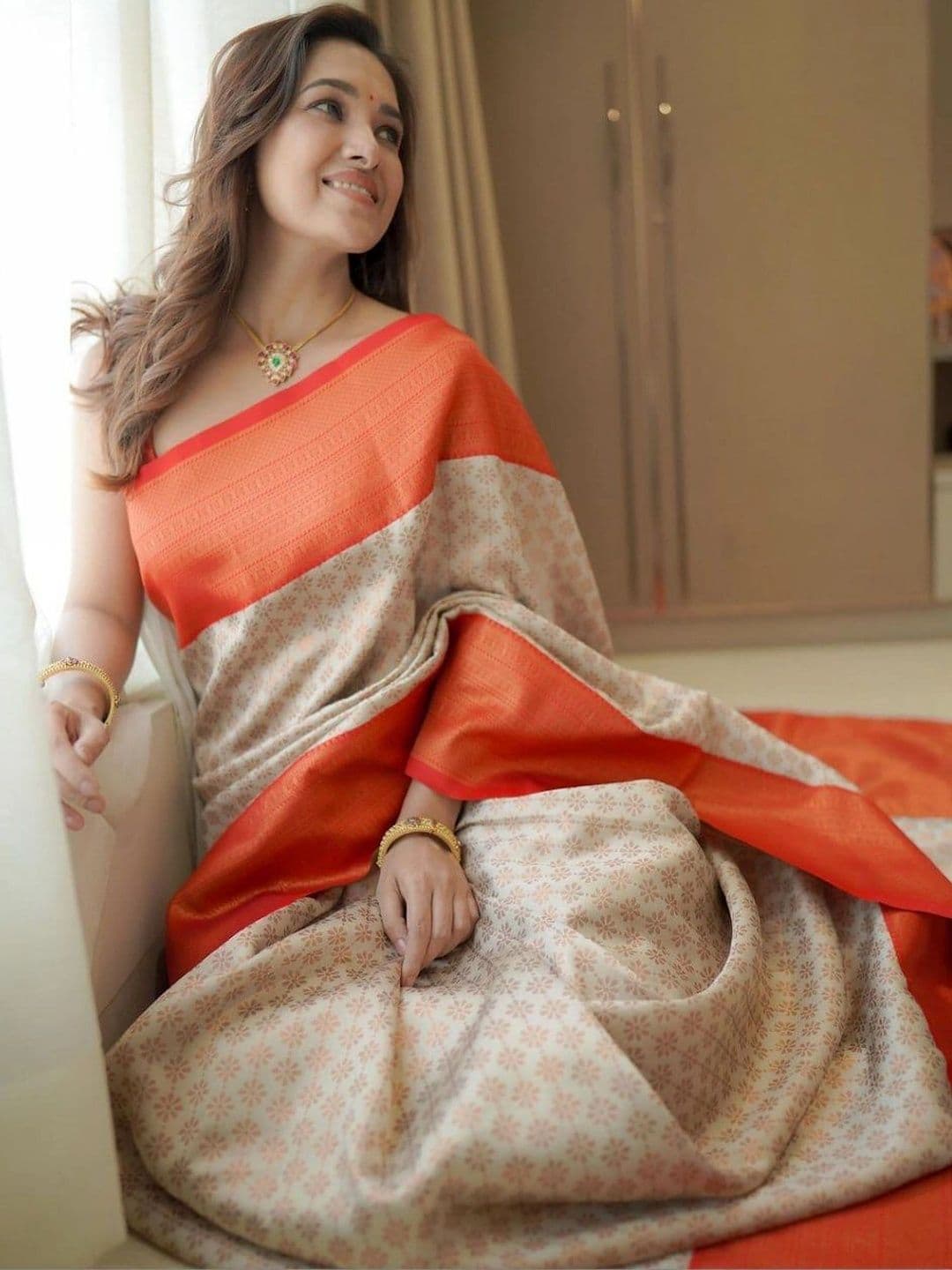 Milvia Woven Design Zari Silk Blend Designer Kanjeevaram Saree thumbnail 6