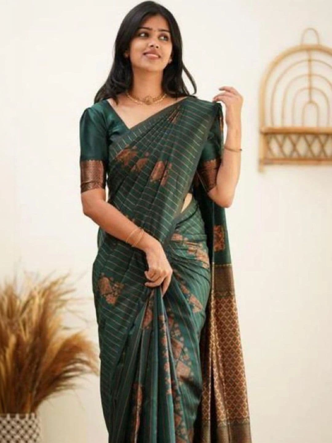 VS MALL Floral Zari Banarasi Saree thumbnail 4