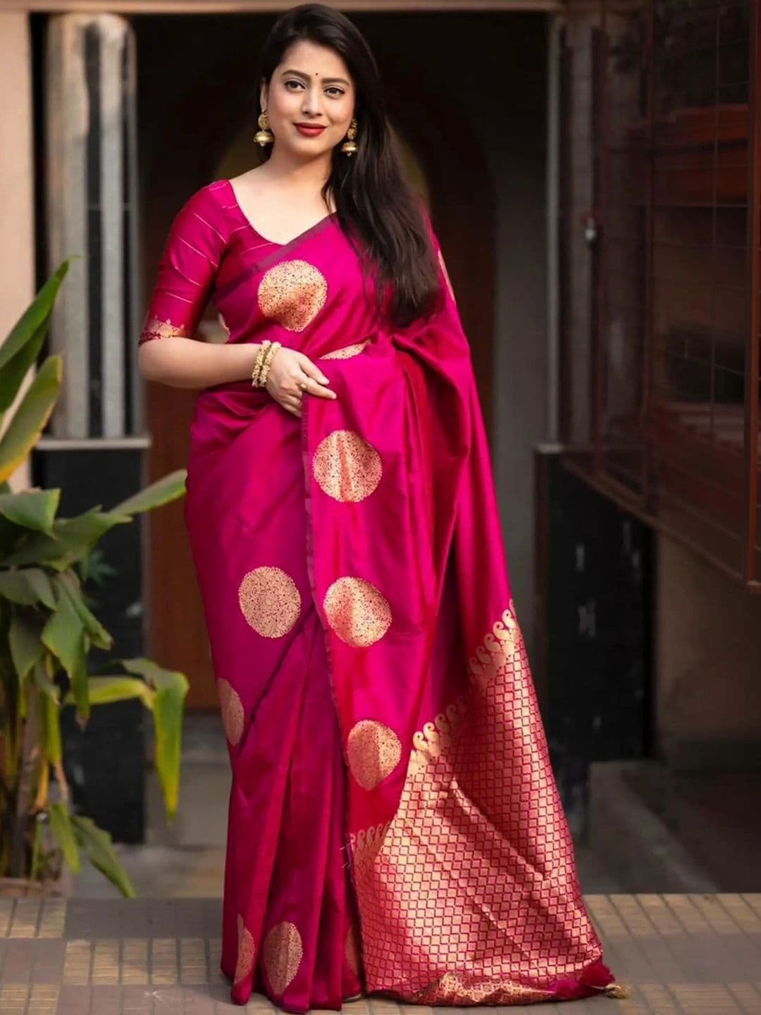 wearsquad Woven Design Zari Art Silk Banarasi Saree - view 1