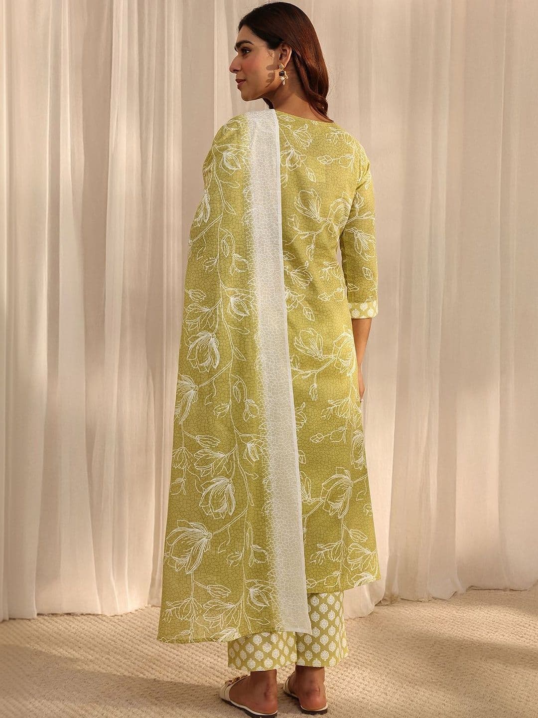 Gerua By Libas Women Floral Printed Regular Thread Work Kurta with Trousers & With Dupatta thumbnail 5