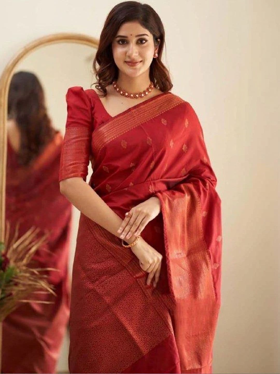 Milvia Ethnic Motifs Zari Silk Blend Designer Kanjeevaram Saree thumbnail 5