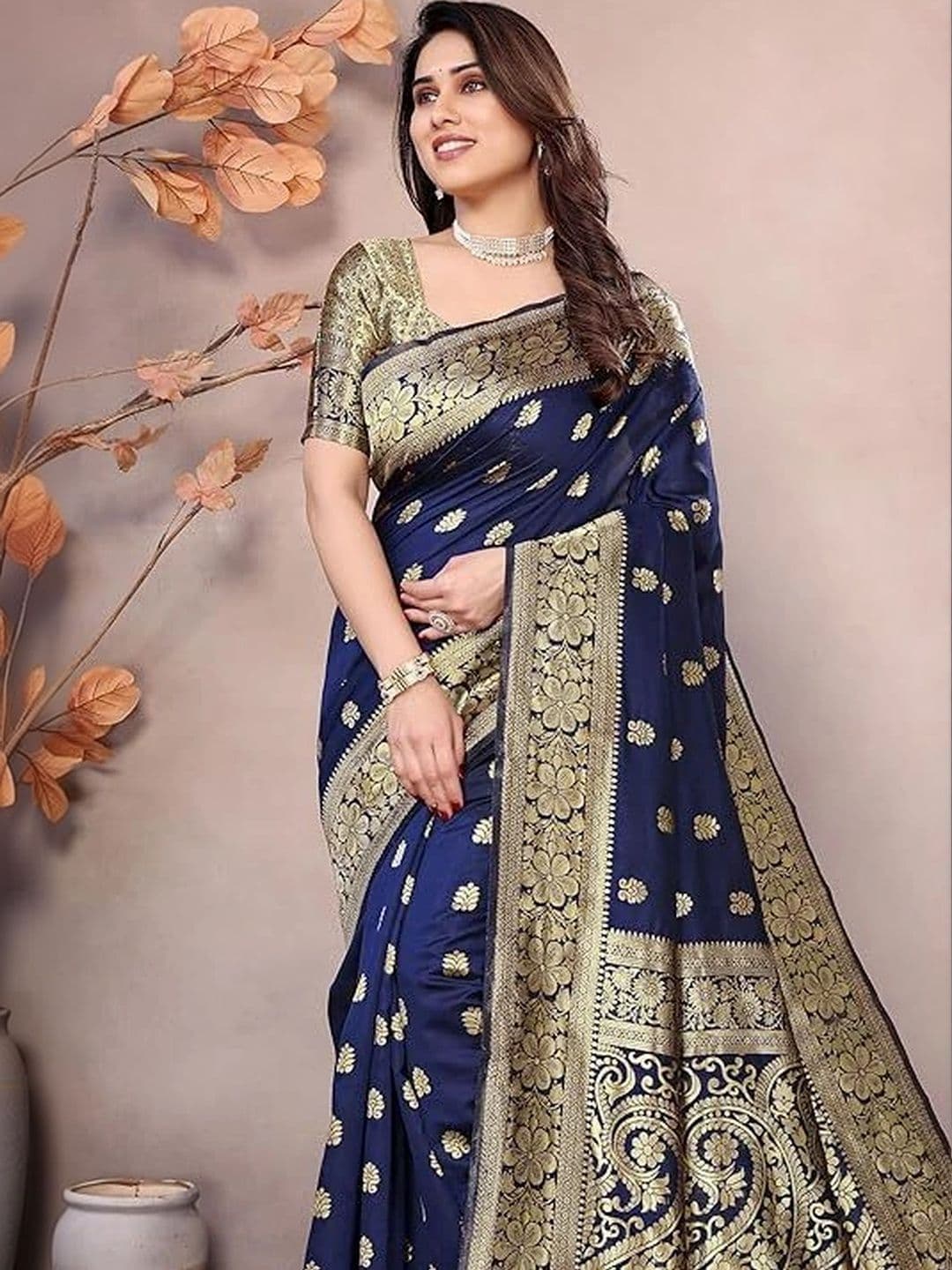 Milvia Ethnic Motifs Zari Silk Blend Designer Kanjeevaram Saree thumbnail 3