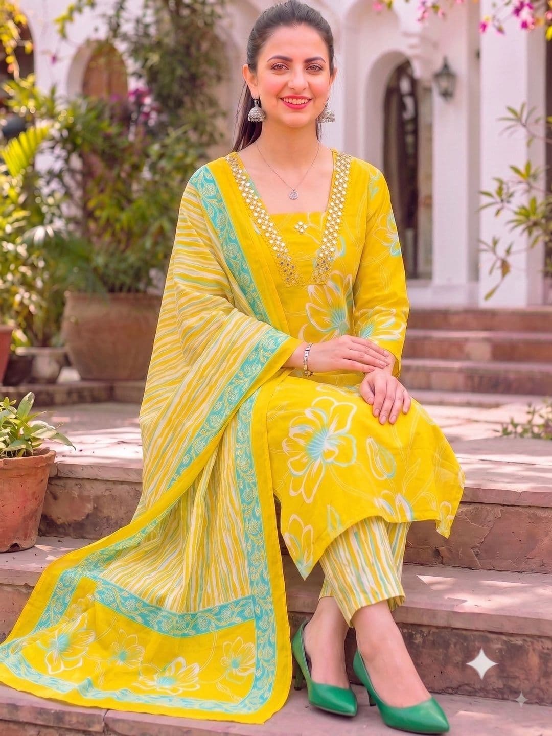 Chaukas Women Floral Printed Regular Mirror Work Pure Cotton Kurta with Trousers & With Dupatta thumbnail 4
