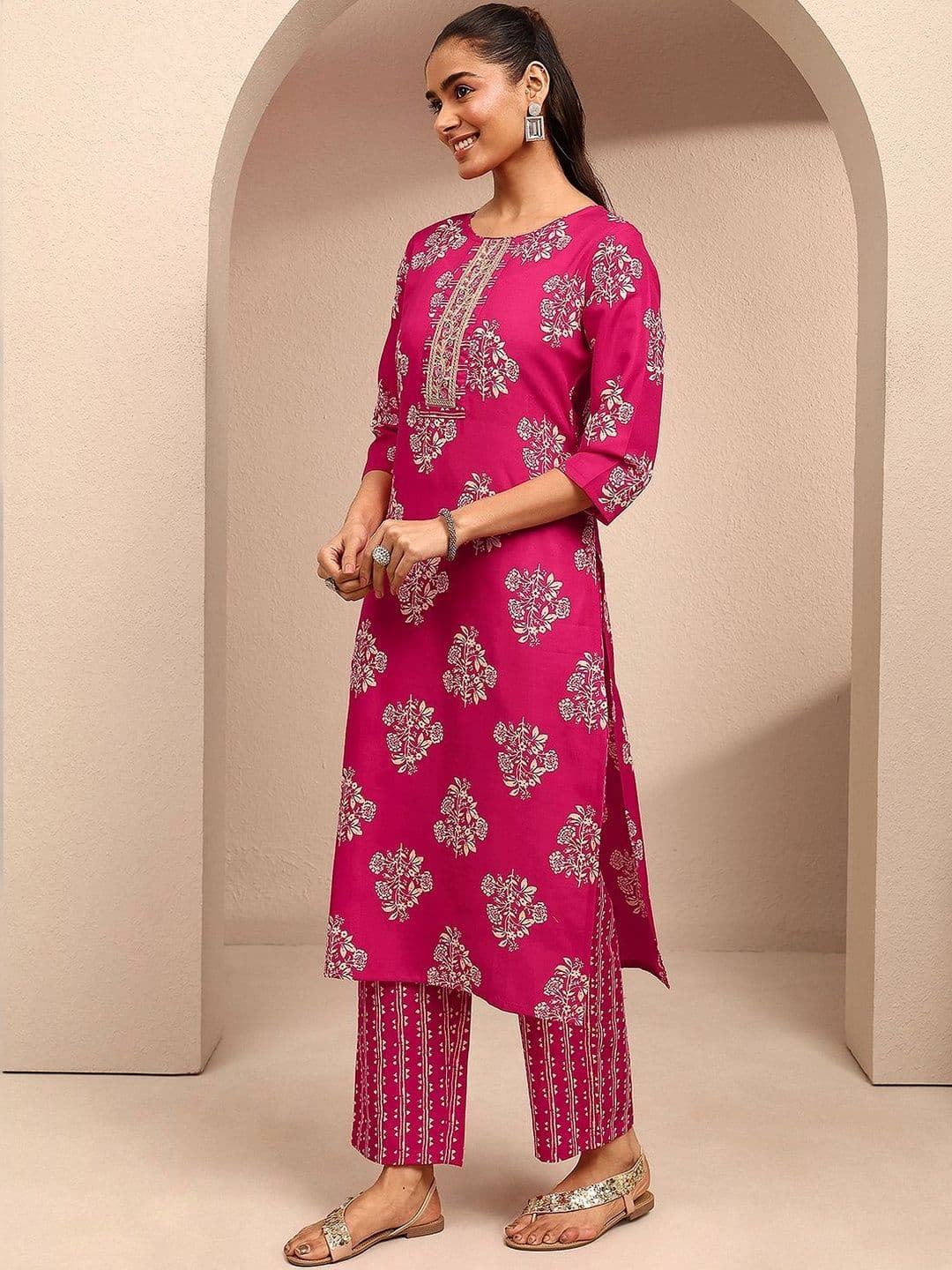 Gerua By Libas Women Floral Printed Regular Thread Work Kurta with Trousers & With Dupatta thumbnail 6