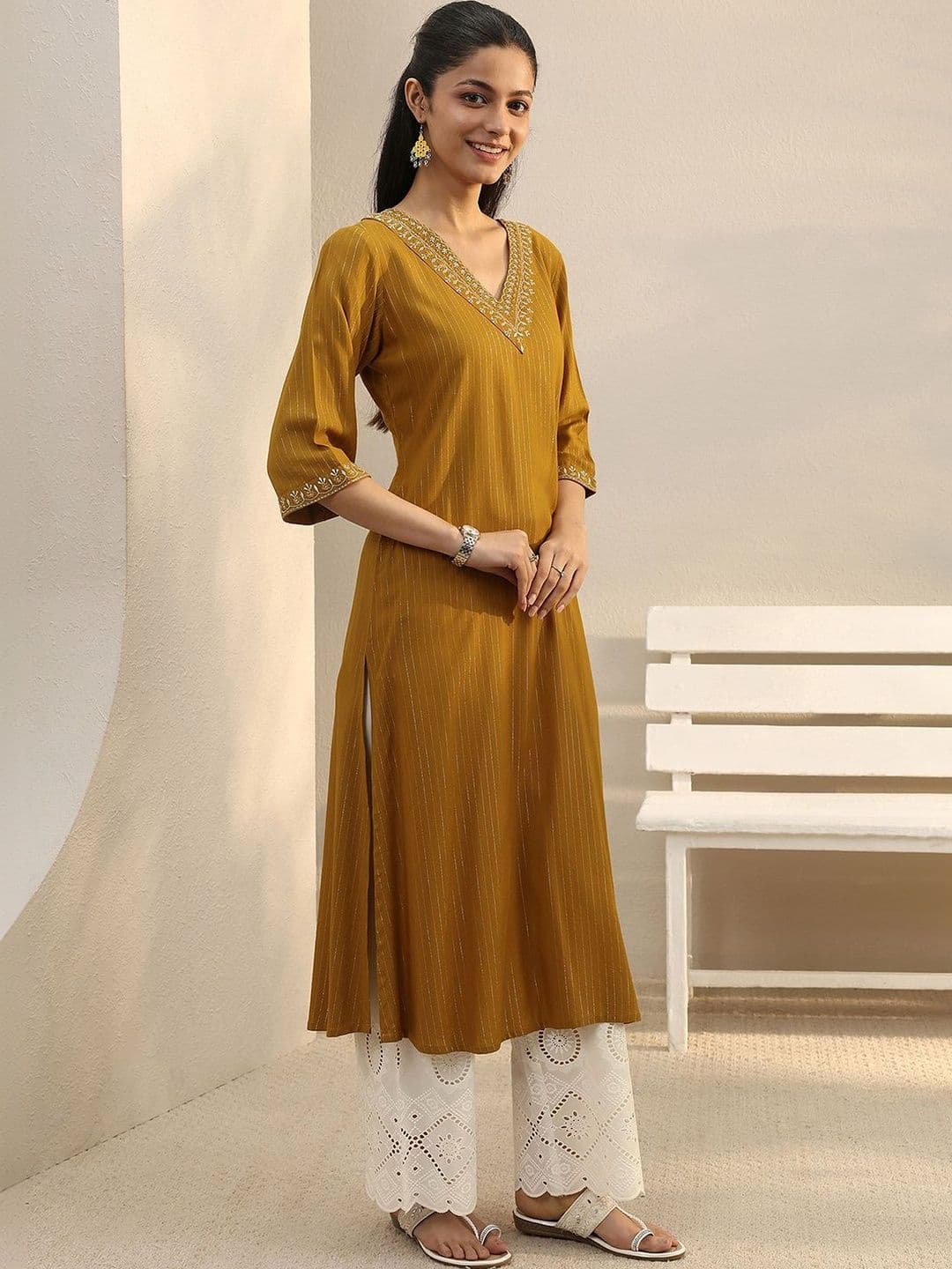 Libas Women Embroidered Thread Work Kurta thumbnail 5