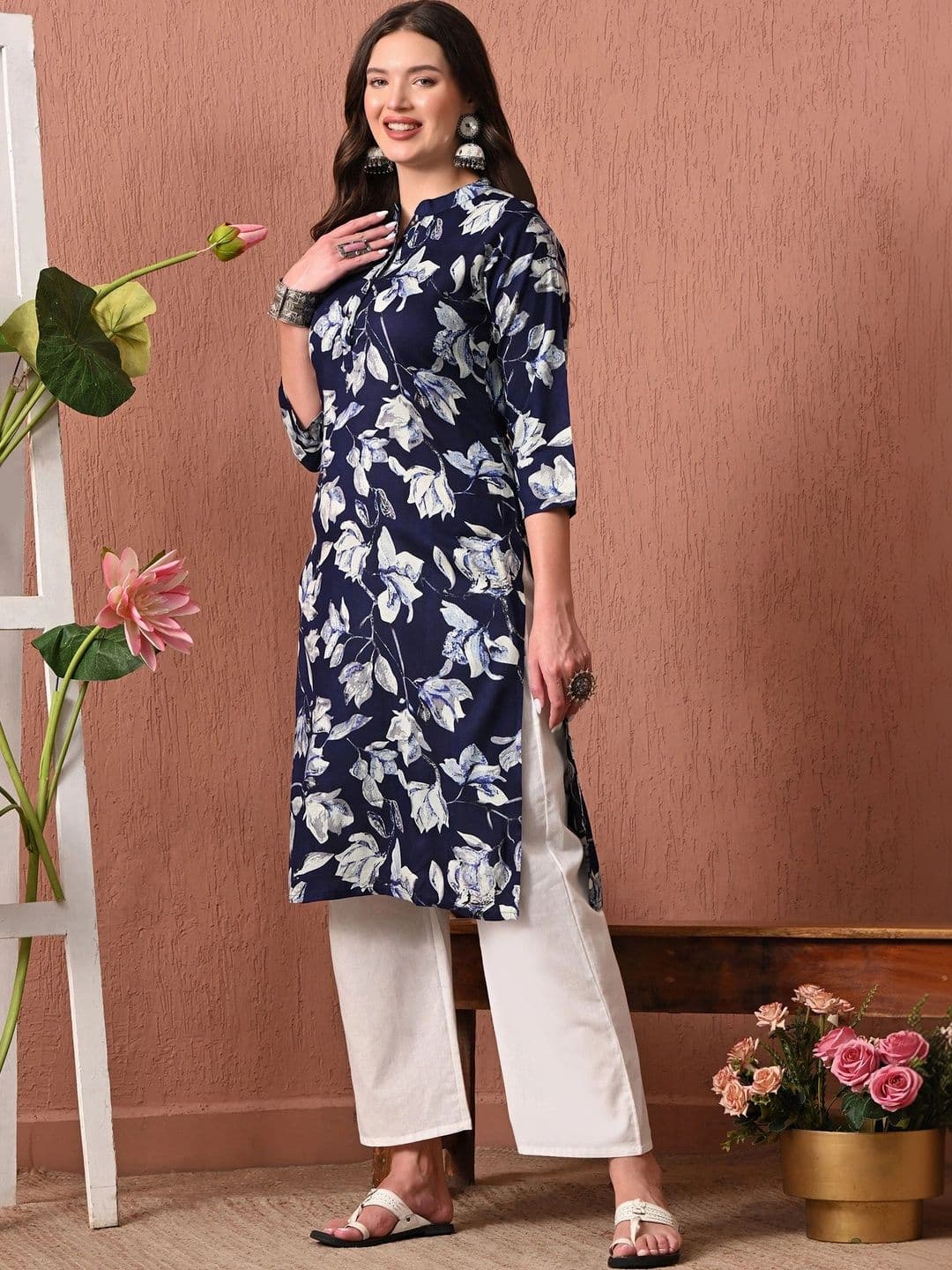 Sangria Women Floral Printed Floral Kurta thumbnail 2