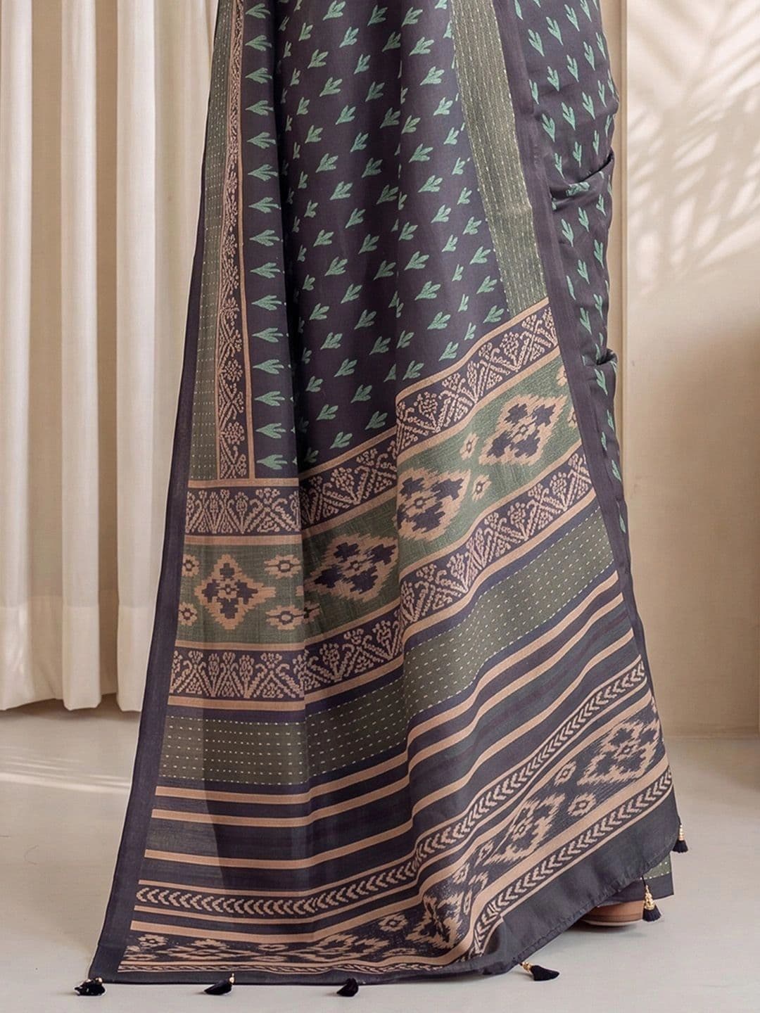 Anouk Woven Design Silk Blend Designer Block Print Saree thumbnail 4