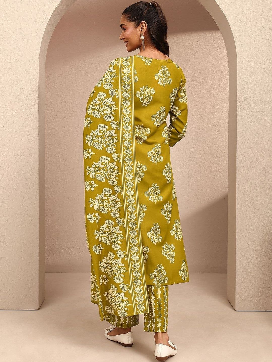 Gerua By Libas Women Floral Printed Regular Thread Work Kurta with Trousers & With Dupatta thumbnail 3