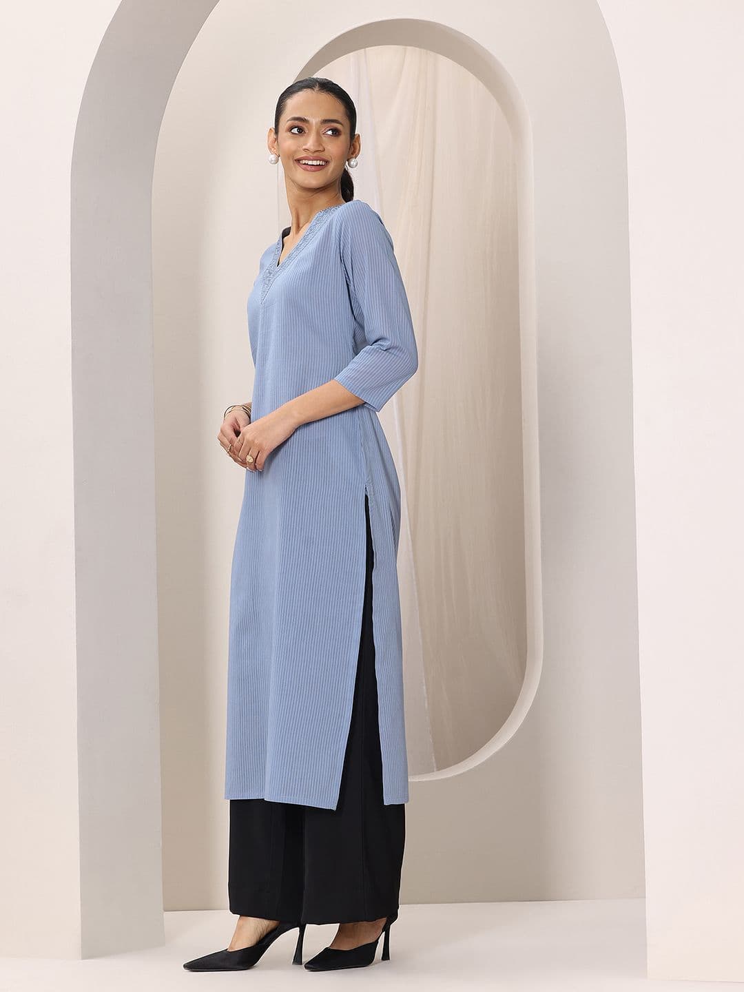 Libas Women Blue Printed Cotton Straight Kurta thumbnail 3