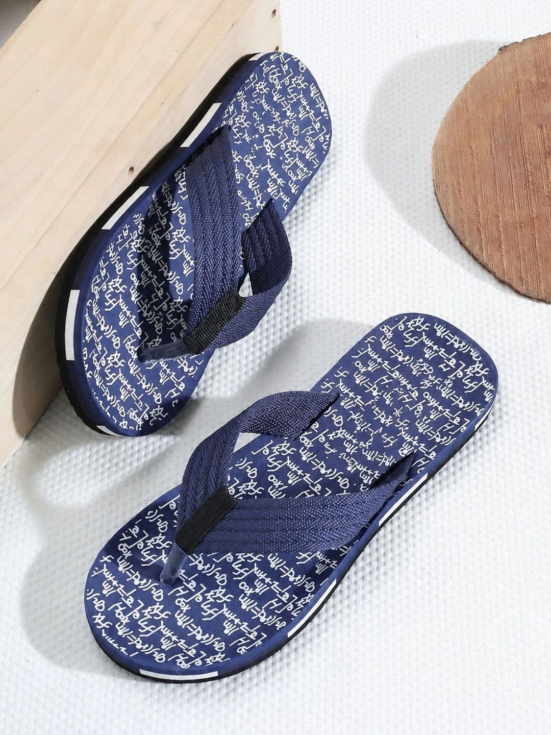 ENRIZZ Men Printed Thong Flip-Flops thumbnail 2