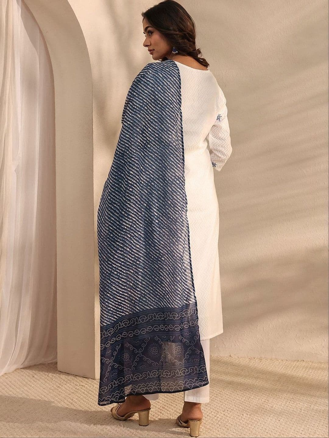 Libas Embroidered Notch Neck Thread Work Straight Kurta With Trousers & Dupatta thumbnail 3