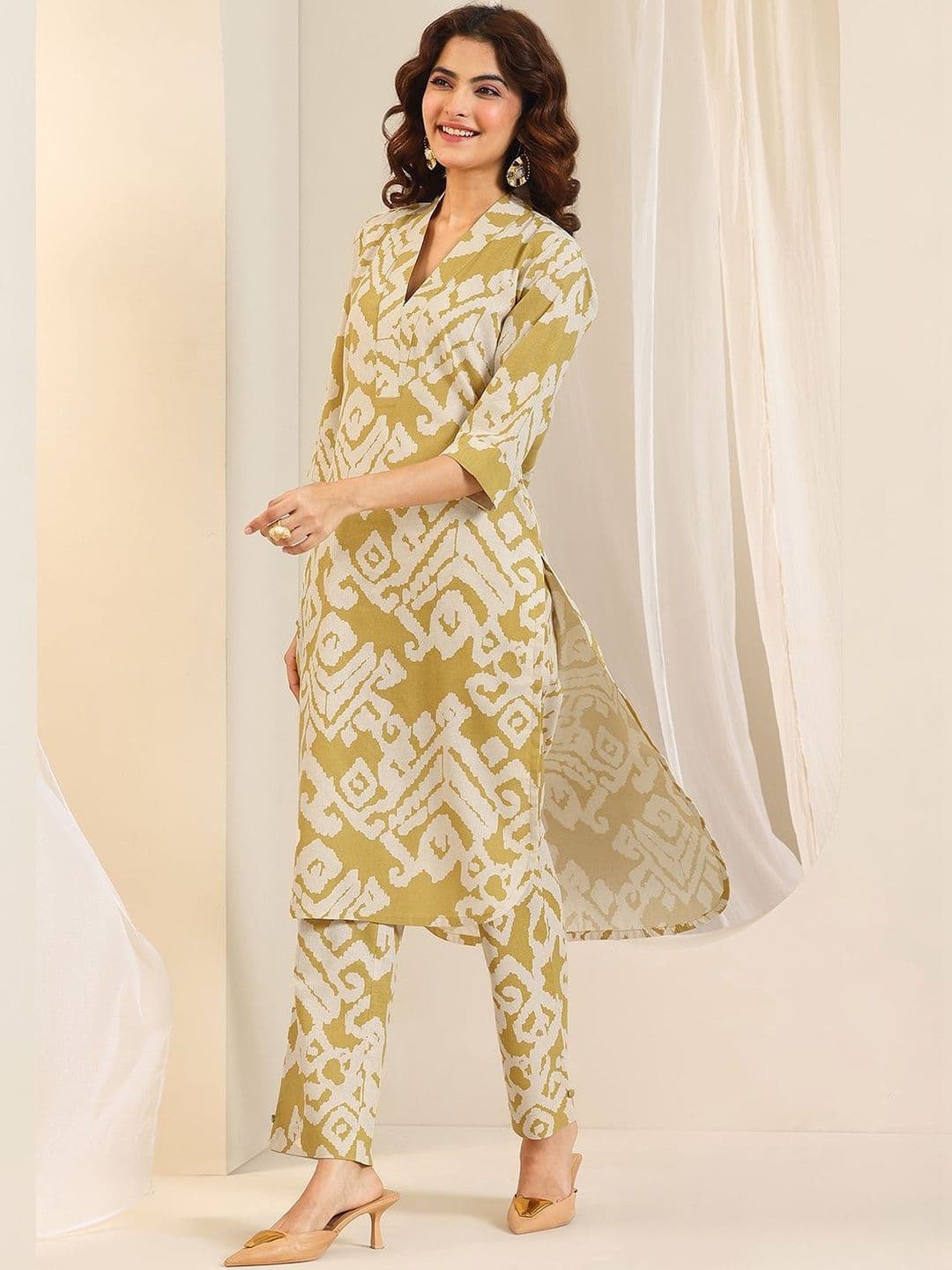 Libas Women Printed Regular Kurta with Trousers thumbnail 4