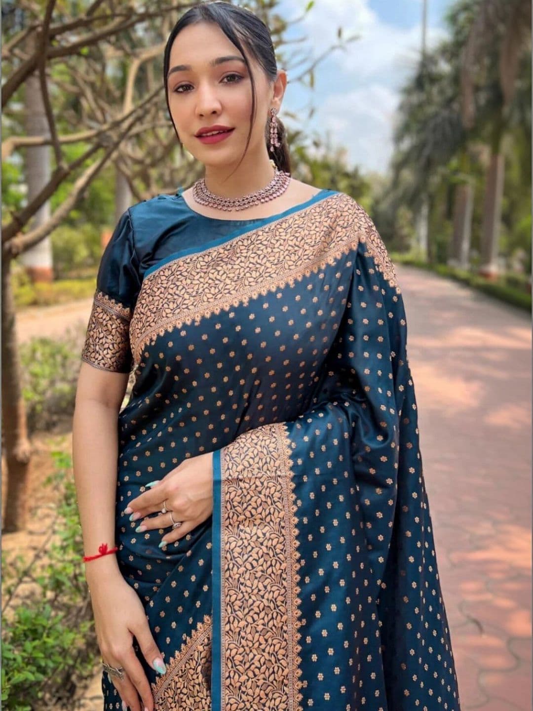 VS MALL Ethnic Motifs Zari Banarasi Saree thumbnail 3