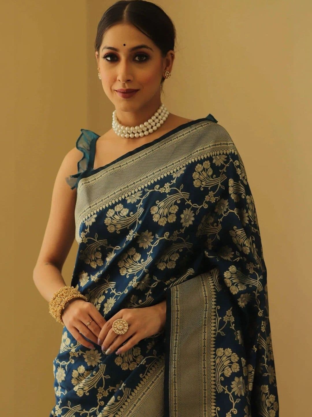VS MALL Woven Design Zari Banarasi Saree thumbnail 3