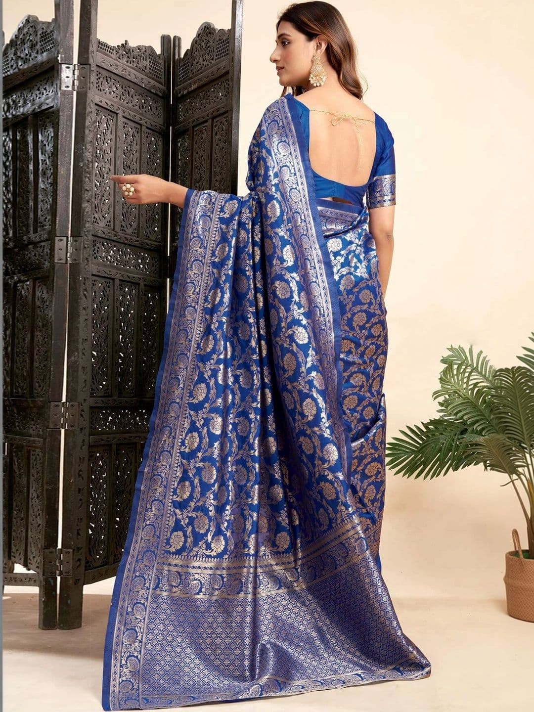 VS MALL Woven Design Zari Banarasi Saree thumbnail 2