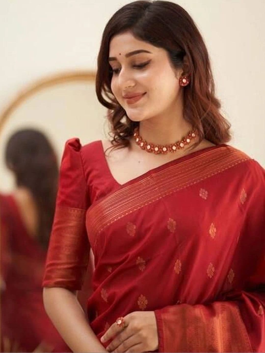 Milvia Ethnic Motifs Zari Silk Blend Designer Kanjeevaram Saree thumbnail 4
