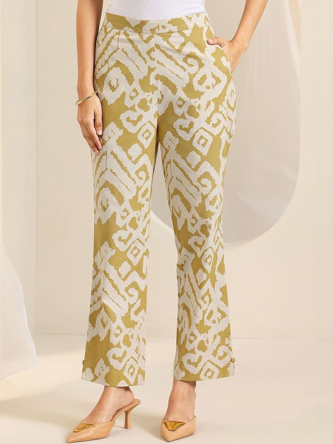 Libas Women Printed Regular Kurta with Trousers thumbnail 3
