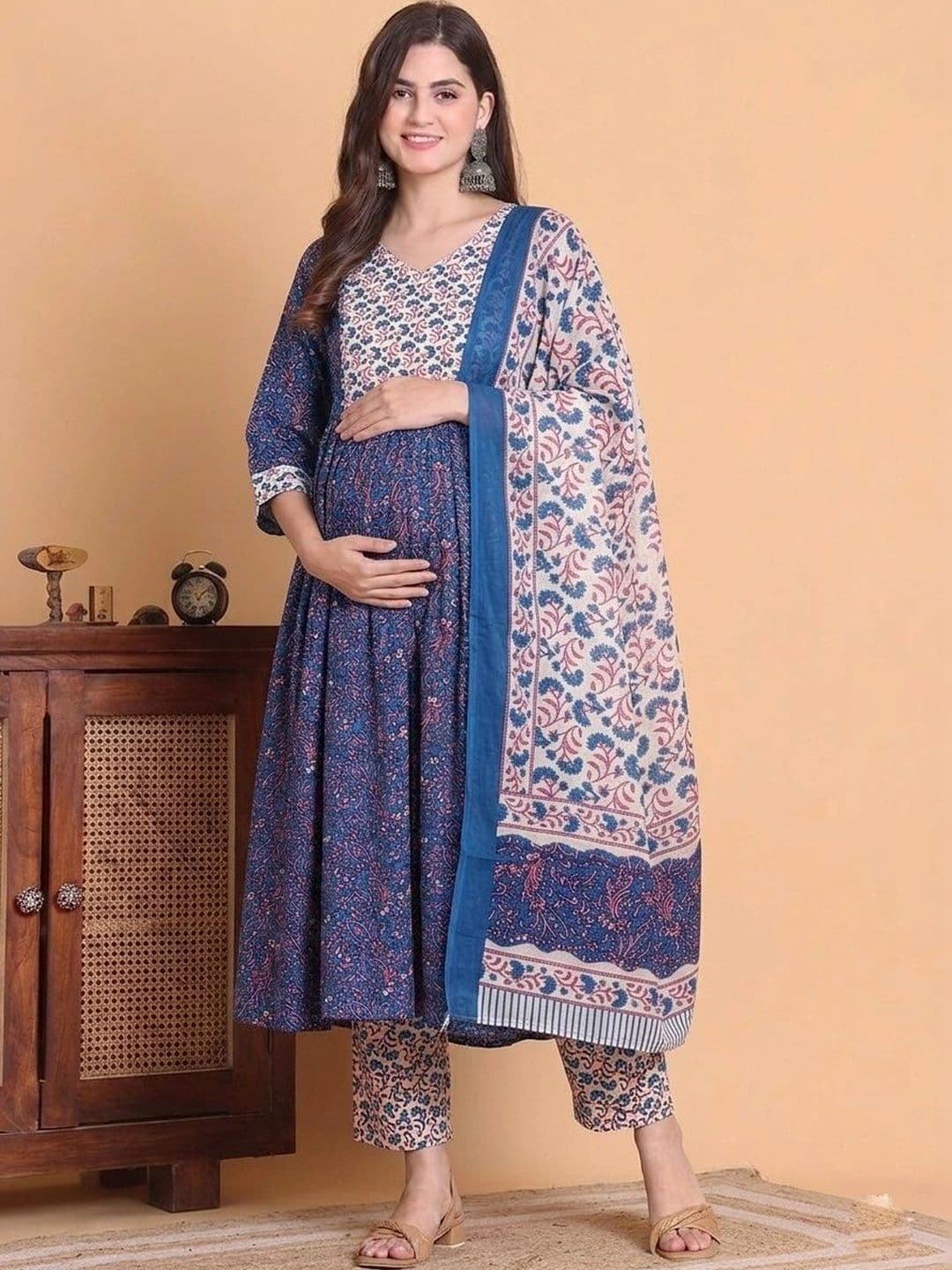 Assume Fab Women Floral Printed Empire Kurta with Trousers & With Dupatta thumbnail 4