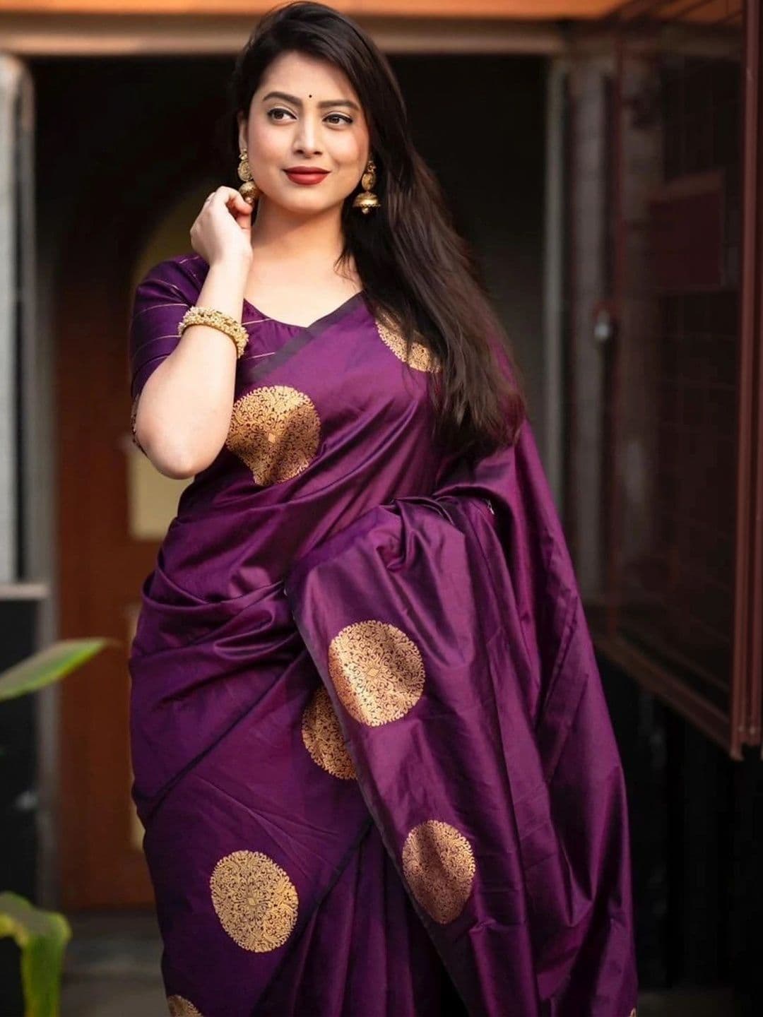 wearsquad Zari Art Silk Banarasi Saree thumbnail 2