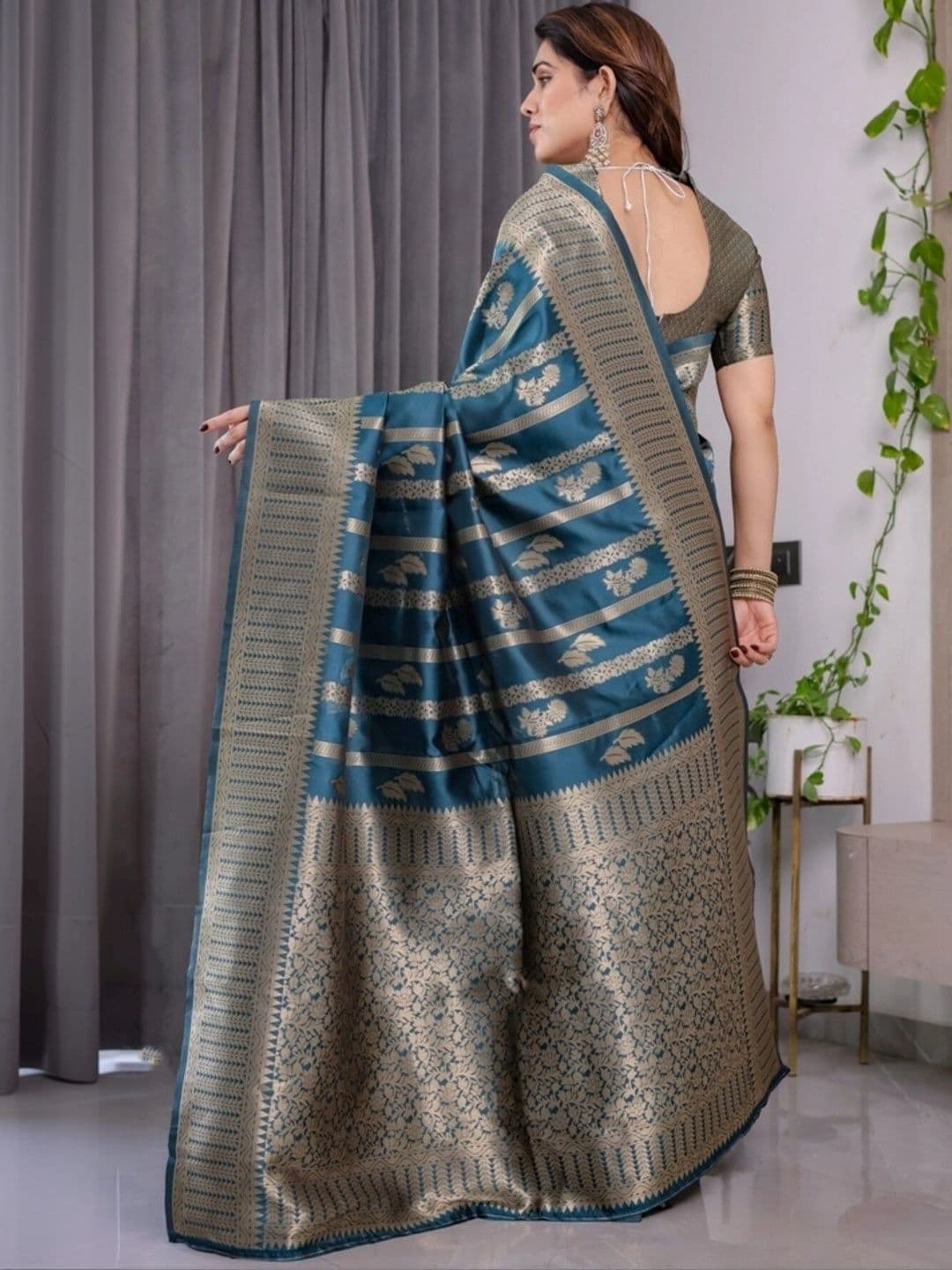 VS MALL Woven Design Zari Silk Cotton Banarasi Saree thumbnail 4
