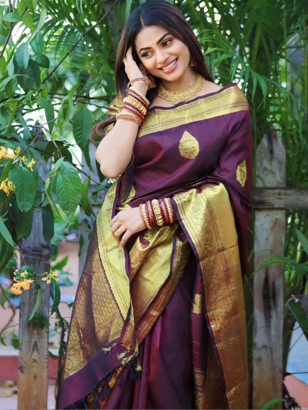Milvia Ethnic Motifs Zari Silk Blend Designer Kanjeevaram Saree thumbnail 2