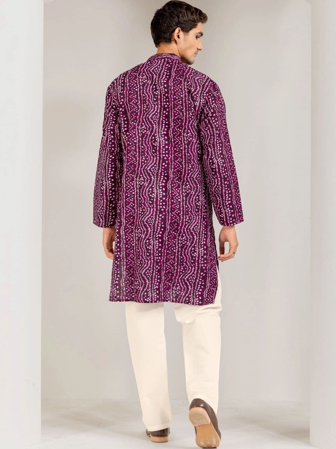 ADHIRAJAN Men Bandhani Printed Kurta thumbnail 4