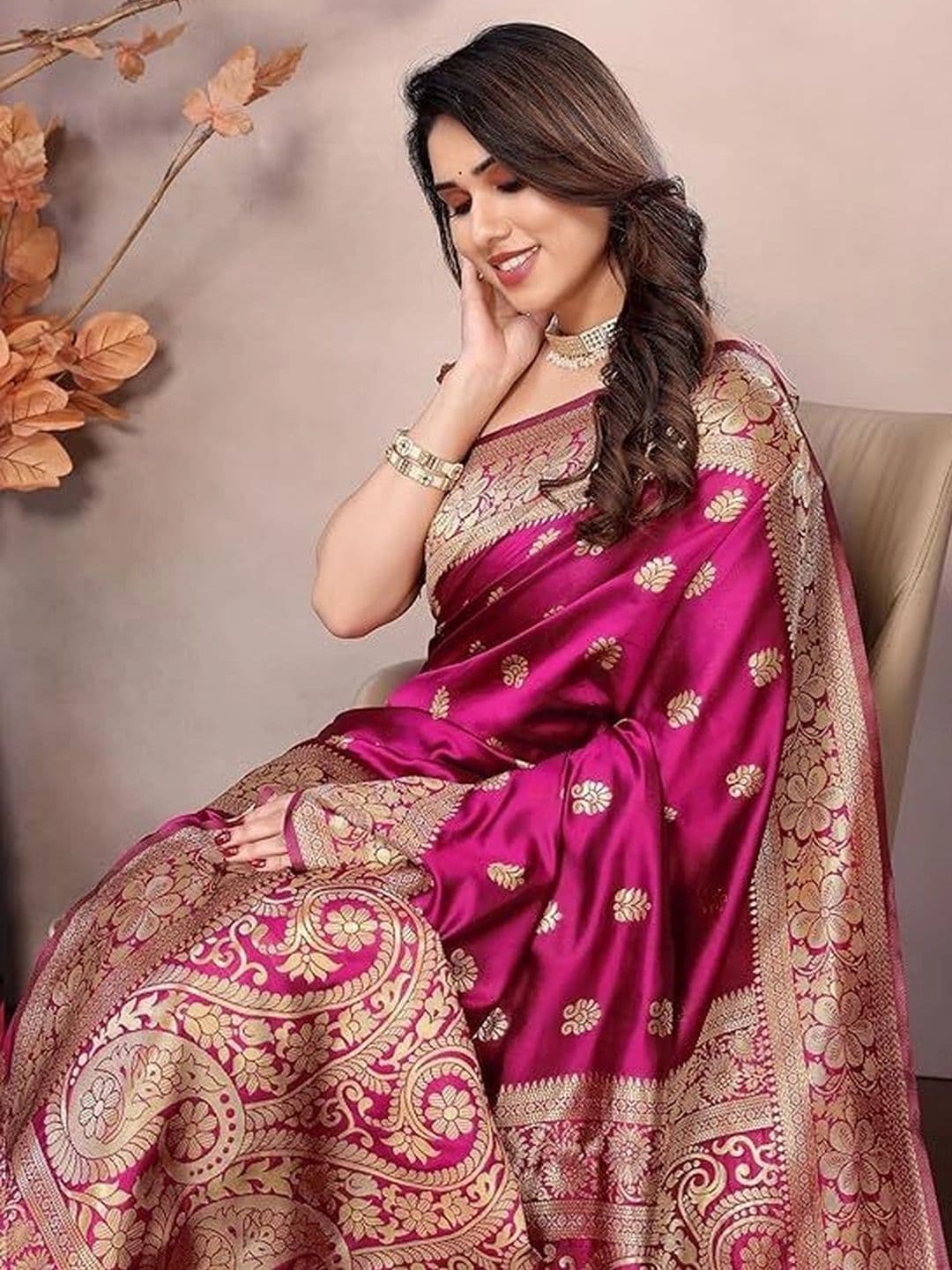 Milvia Woven Design Zari Silk Blend Designer Kanjeevaram Saree thumbnail 2