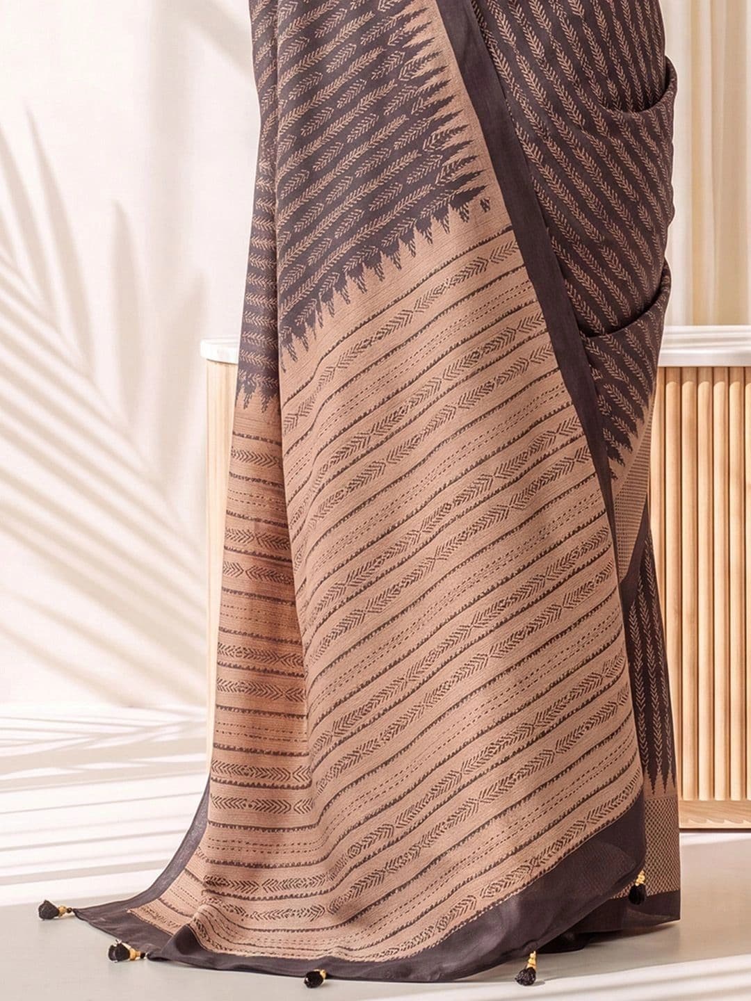 Anouk Woven Design Silk Blend Designer Block Print Saree thumbnail 6