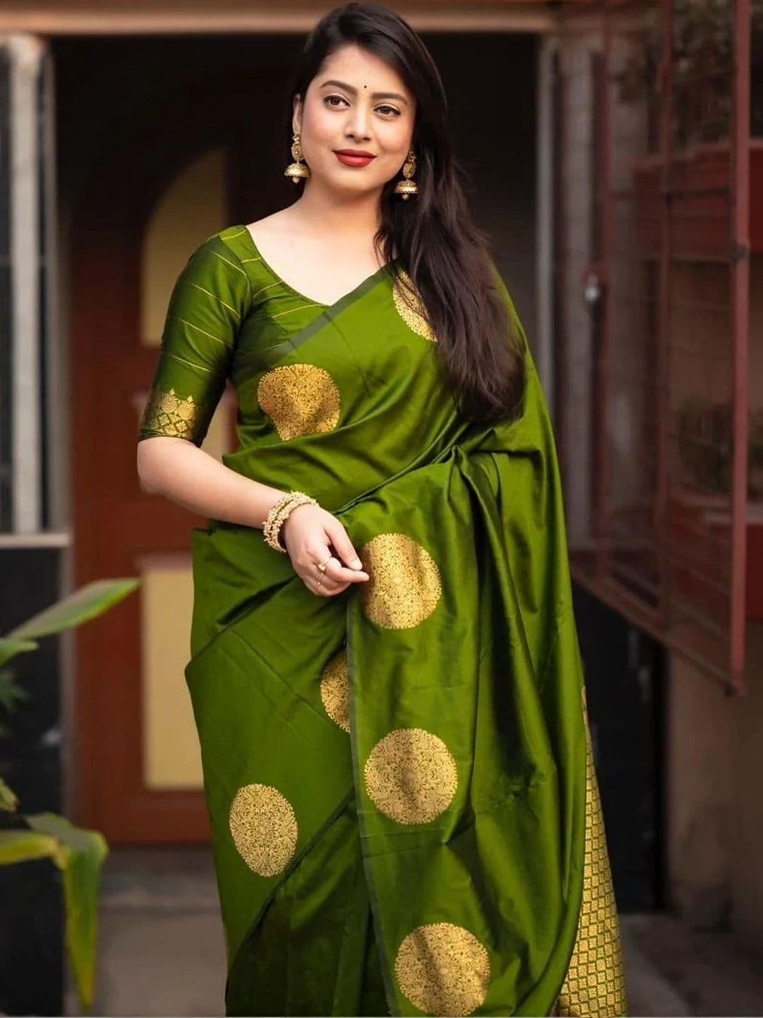 wearsquad Zari Art Silk Banarasi Saree thumbnail 2