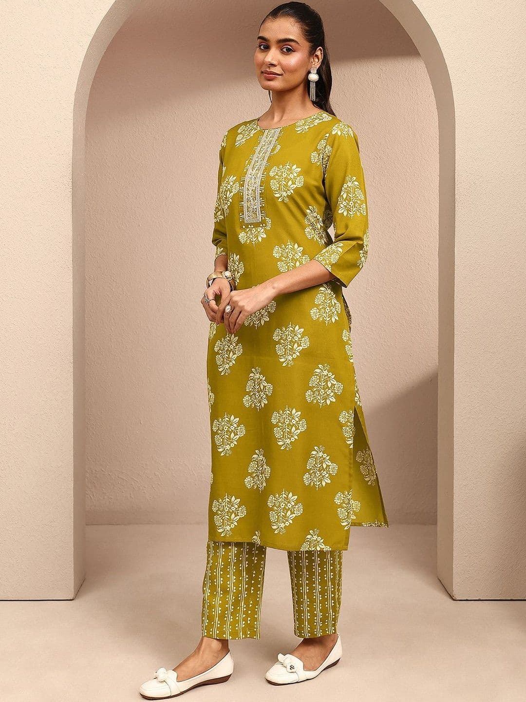 Gerua By Libas Women Floral Printed Regular Thread Work Kurta with Trousers & With Dupatta thumbnail 7